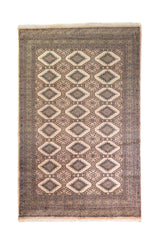 Alfombra Persa Yamouth marrón y beige de 1.52 x 2.44 mts, vista completa vertical con grandes rombos claros; se observan grandes rombos claros y guardas oscuras