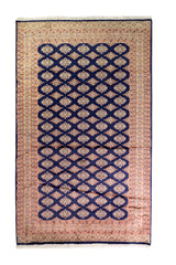 Alfombra Persa Yamouth azul de 1.55 x 2.54 mts, vista completa vertical con retícula azul sobre campo beige; se observan retícula geométrica azul sobre campo claro