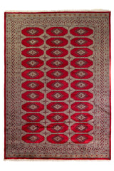 Alfombra Persa Yamouth rojo de 1.70 x 2.37 mts, vista completa vertical con medallones rojos; se observan medallones ovalados repetidos y guardas contrastantes