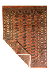 Alfombra Persa Yamouth marrón y naranja de 1.55 x 2.31 mts, vista completa con una esquina doblada; se observan medallones ovalados oscuros y guardas marrones