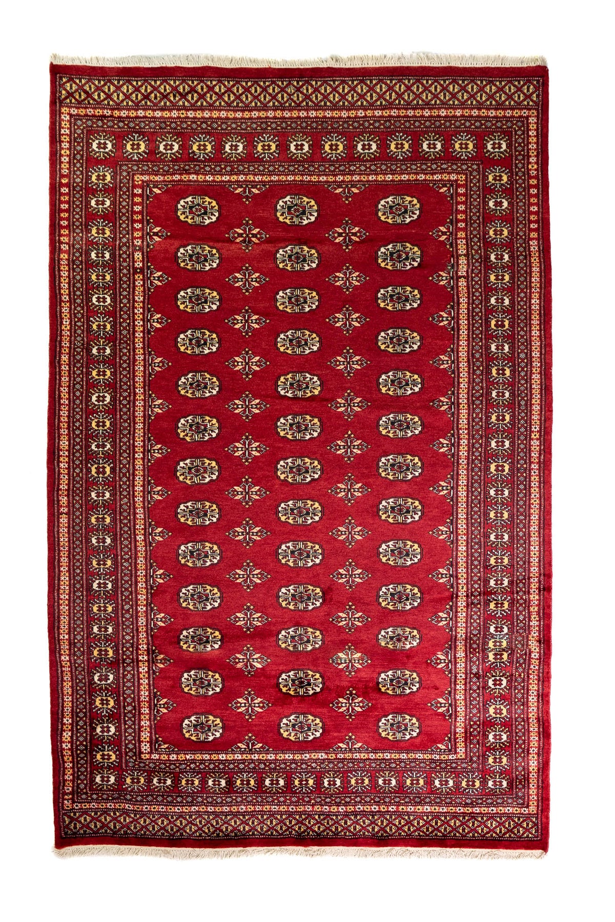 Alfombra Persa Bukara Yamouth rojo de 2.40 x 1.55 mts, vista completa vertical; el diseño muestra hileras de medallones ovalados sobre un campo rojo y guardas geométricas densas