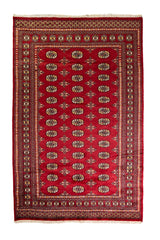 Alfombra Persa Bukara Yamouth rojo de 2.40 x 1.55 mts, vista completa vertical; el diseño muestra hileras de medallones ovalados sobre un campo rojo y guardas geométricas densas