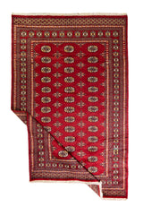 Alfombra Persa Bukara Yamouth rojo de 2.40 x 1.55 mts, vista completa con una esquina doblada; el diseño muestra hileras de medallones ovalados sobre un campo rojo y guardas geométricas densas