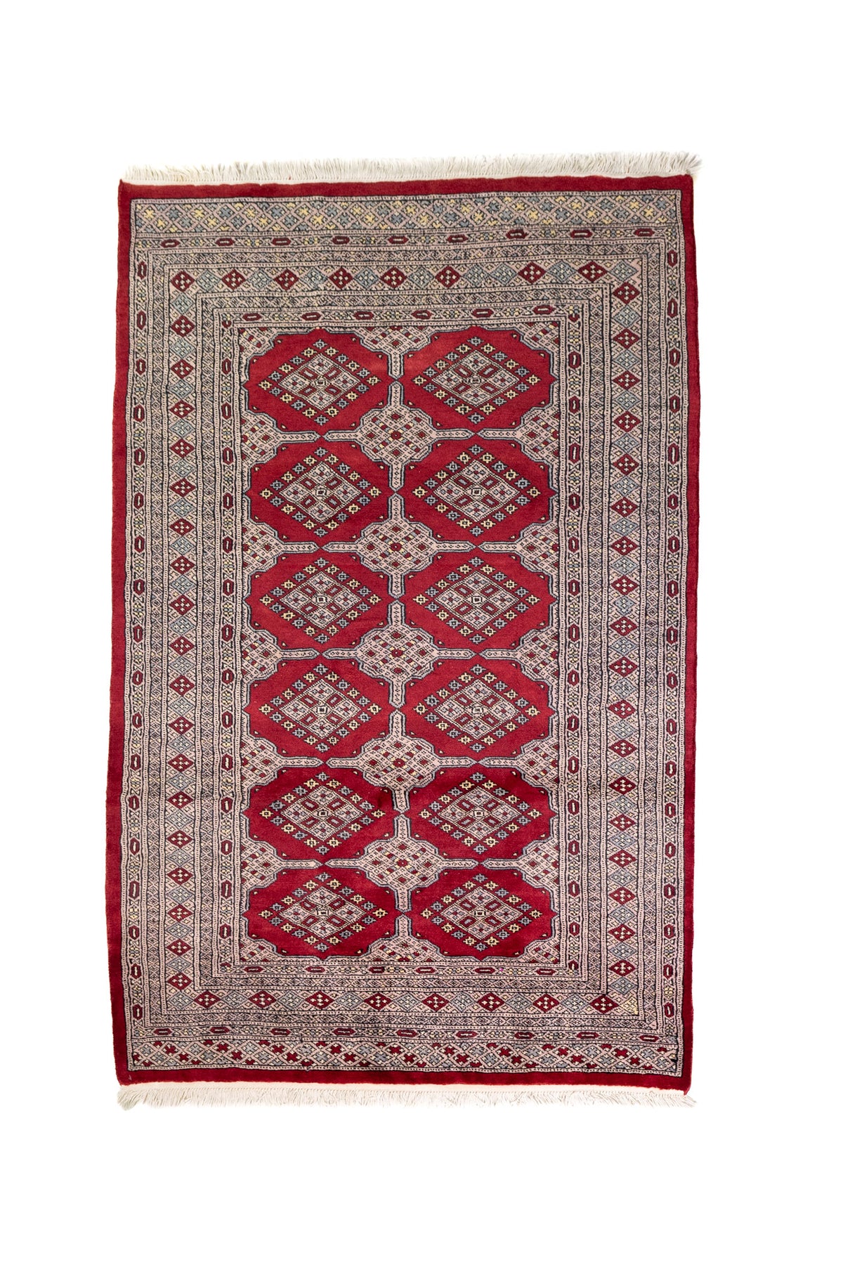 Alfombra Persa Bukara Yamouth rojo de 1.22 x 1.93 mts, vista completa vertical; el diseño muestra una retícula vertical de medallones enlazados y guardas geométricas finas