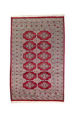 Alfombra Persa Bukara Yamouth rojo de 1.22 x 1.93 mts, vista completa vertical; el diseño muestra una retícula vertical de medallones enlazados y guardas geométricas finas
