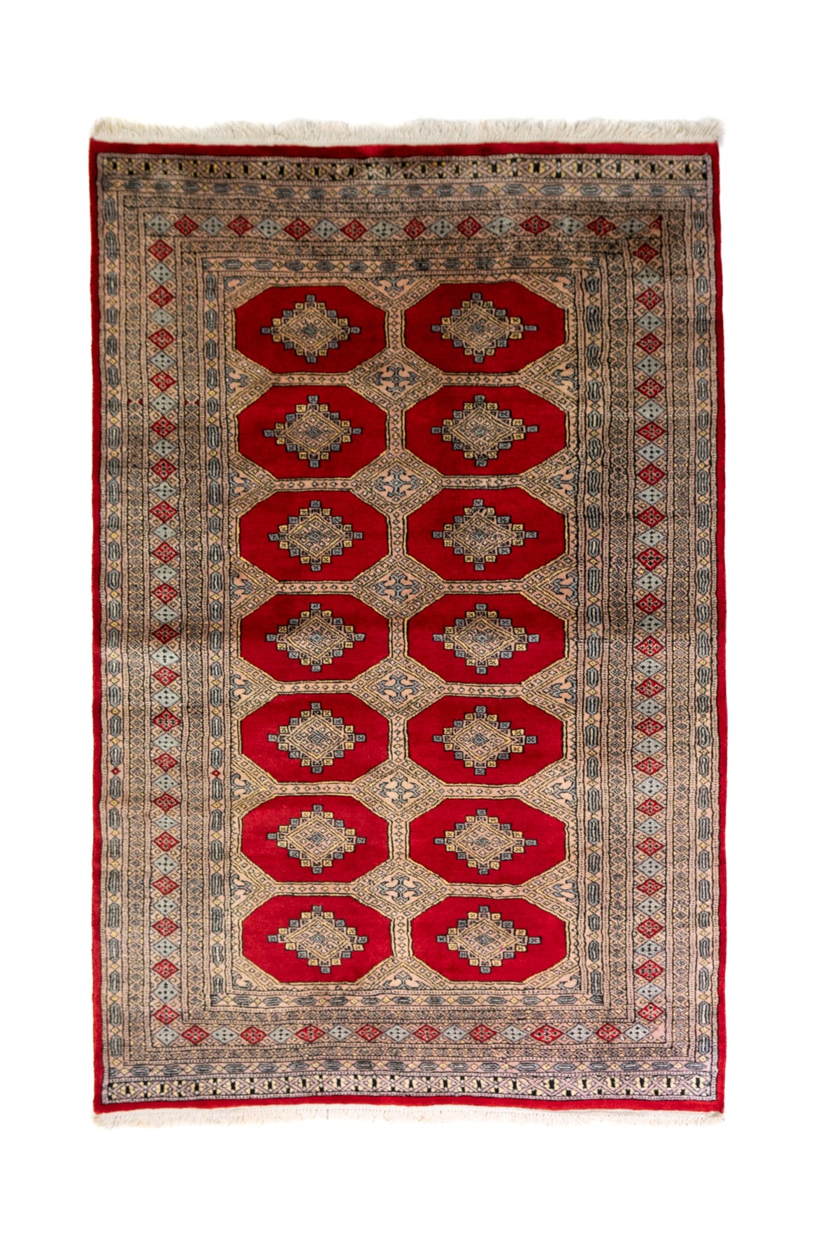 Alfombra Persa Bukara Yamouth rojo de 1.27 x 2.00 mts, vista completa vertical; el diseño muestra medallones geométricos repetidos en dos columnas y un marco ornamental de alto contraste
