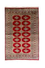 Alfombra Persa Bukara Yamouth rojo de 1.27 x 2.00 mts, vista completa vertical; el diseño muestra medallones geométricos repetidos en dos columnas y un marco ornamental de alto contraste