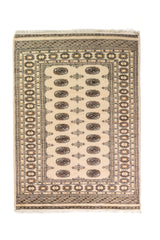 Alfombra Persa Bukara Yamouth beige de 1.24 x 1.73 mts, vista completa vertical; el diseño muestra medallones ovalados oscuros alineados sobre un campo claro y guardas geométricas profundas