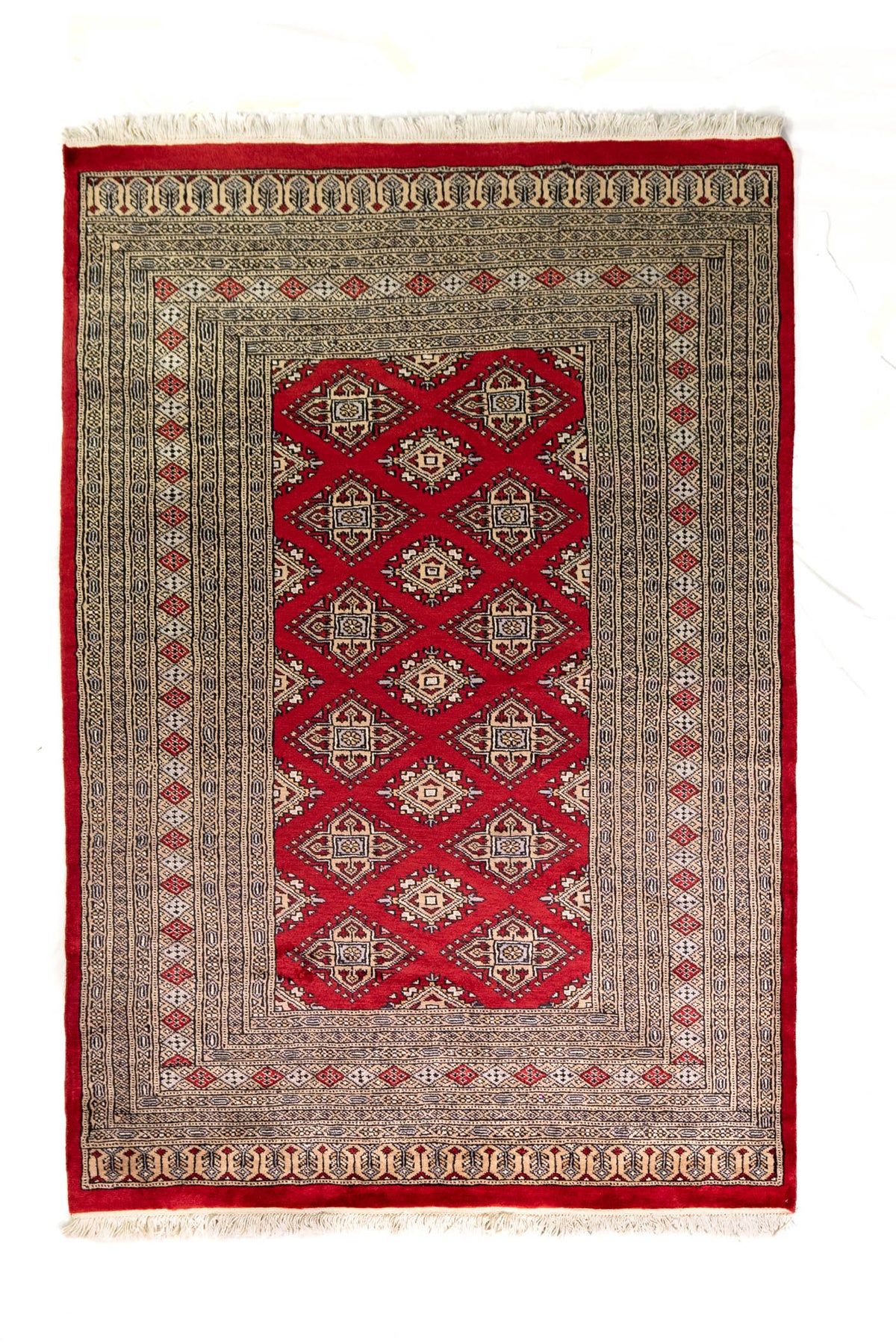 Alfombra Persa Yamouth rojo de 1.28 x 1.90 mts, vista completa vertical; el diseño muestra una cadena de medallones romboidales enlazados y guardas geométricas compactas