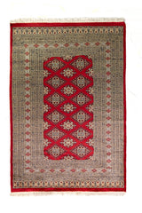 Alfombra Persa Yamouth rojo de 1.28 x 1.90 mts, vista completa vertical; el diseño muestra una cadena de medallones romboidales enlazados y guardas geométricas compactas