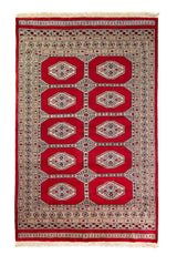 Alfombra Persa Yamouth rojo de 1.25 x 1.90 mts, vista completa vertical; el diseño muestra dos columnas de medallones claros sobre un campo rojo y un borde geométrico oscuro