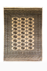 Alfombra Persa Bukara Yamouth beige de 1.27 x 1.80 mts, vista completa vertical; el diseño muestra una secuencia ordenada de medallones oscuros sobre fondo beige con borde profundo