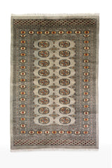 Alfombra Persa Bukara Yamouth celeste de 1.25 x 1.90 mts, vista completa vertical; el diseño muestra medallones ovalados y pequeños acentos geométricos sobre un campo celeste grisáceo