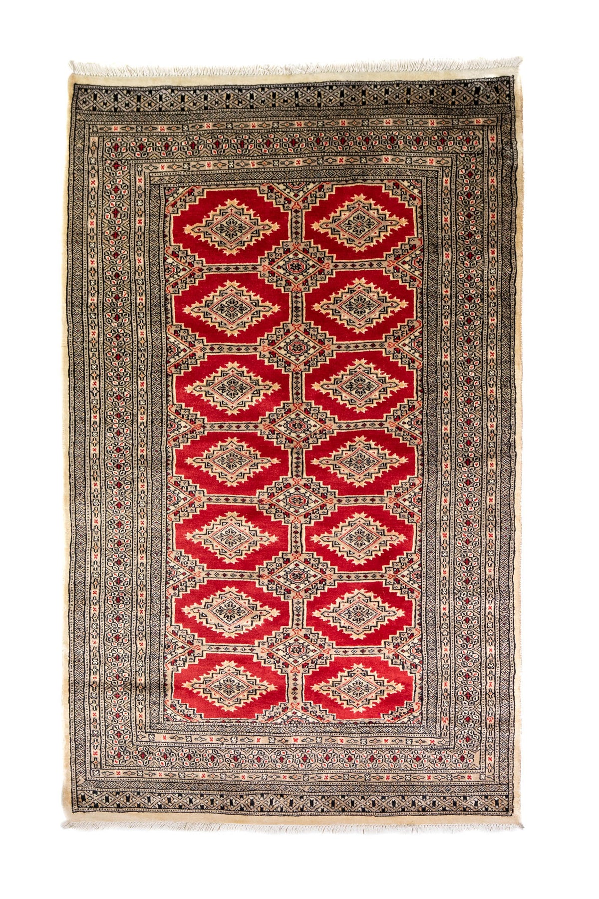 Alfombra Persa Yamouth beige y rojo de 1.20 x 1.97 mts, vista completa vertical; el diseño muestra medallones romboidales rojos enlazados sobre un campo beige y guardas oscuras