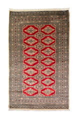 Alfombra Persa Yamouth beige y rojo de 1.20 x 1.97 mts, vista completa vertical; el diseño muestra medallones romboidales rojos enlazados sobre un campo beige y guardas oscuras
