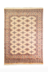 Alfombra Persa Yamouth beige de 1.27 x 1.78 mts, vista completa vertical; el diseño muestra pequeños motivos romboidales repetidos sobre un campo beige y guardas cálidas