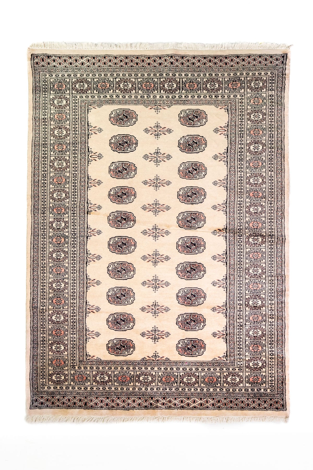 Alfombra Persa Bukara Yamouth beige de 1.37 x 1.83 mts, vista completa vertical; el diseño muestra medallones ovalados oscuros sobre un campo beige con múltiples guardas geométricas