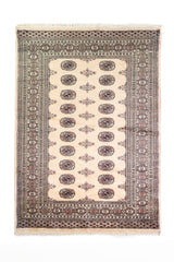 Alfombra Persa Bukara Yamouth beige de 1.37 x 1.83 mts, vista completa vertical; el diseño muestra medallones ovalados oscuros sobre un campo beige con múltiples guardas geométricas