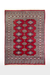 Alfombra Persa Yamouth rojo de 1.24 x 1.68 mts, vista completa vertical; el diseño muestra medallones enlazados rojos sobre un campo claro con guardas geométricas azuladas