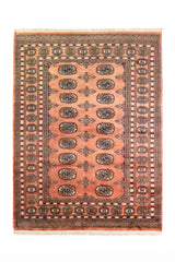 Alfombra Persa Bukara Yamouth rosado de 1.27 x 1.68 mts, vista completa vertical; el diseño muestra medallones ovalados repetidos sobre un campo rosado y un marco geométrico oscuro