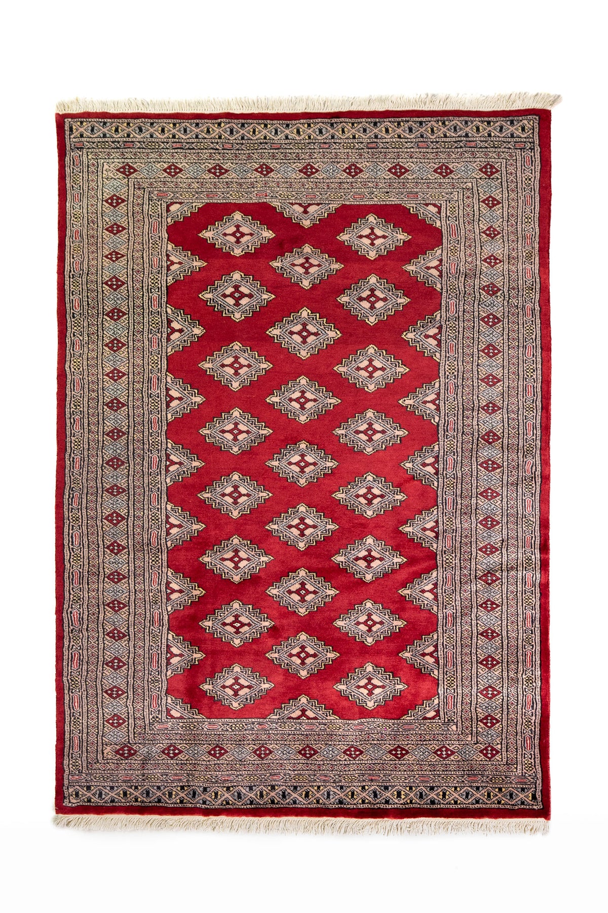 Alfombra Persa Yamouth rojo de 1.24 x 1.78 mts, vista completa vertical; el diseño muestra una cadena de rombos rojos enlazados sobre un campo claro y guardas oscuras