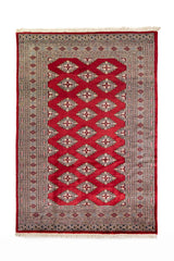 Alfombra Persa Yamouth rojo de 1.24 x 1.78 mts, vista completa vertical; el diseño muestra una cadena de rombos rojos enlazados sobre un campo claro y guardas oscuras