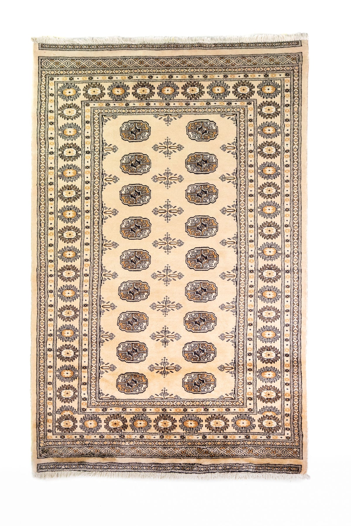 Alfombra Persa Bukara Yamouth beige de 1.27 x 1.86 mts, vista completa vertical; el diseño muestra medallones ovalados oscuros sobre un campo beige y un marco geométrico bien definido