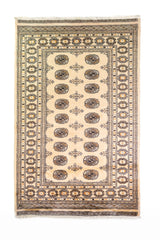 Alfombra Persa Bukara Yamouth beige de 1.27 x 1.86 mts, vista completa vertical; el diseño muestra medallones ovalados oscuros sobre un campo beige y un marco geométrico bien definido