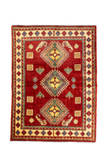 Alfombra Caucasica Kazak rojo y beige de 1.17 x 1.58 mts, vista completa vertical; el diseño muestra tres grandes medallones geométricos sobre un campo rojo y guardas claras con pequeños acentos