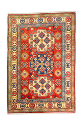 Alfombra Caucasica Kazak ladrillo con detalles multicolor de 1.24 x 1.78 mts, vista completa vertical; el diseño muestra medallones y motivos geométricos de gran contraste distribuidos sobre un campo ladrillo con bordes multicolores