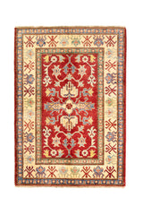 Alfombra Caucasica Kazak rojo con detalles multicolor de 1.17 x 1.63 mts, vista completa vertical; el diseño muestra motivos geométricos estilizados sobre un campo rojo y un marco claro con múltiples acentos