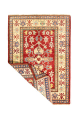 Alfombra Caucasica Kazak rojo con detalles multicolor de 1.17 x 1.63 mts, vista completa con una esquina doblada; el diseño muestra motivos geométricos estilizados sobre un campo rojo y un marco claro con múltiples acentos
