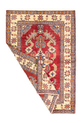 Alfombra Caucasica Kazak bordó y beige de 1.14 x 1.65 mts, vista completa con una esquina doblada; el diseño muestra un gran motivo central de lectura geométrica sobre un campo bordó y guardas beige