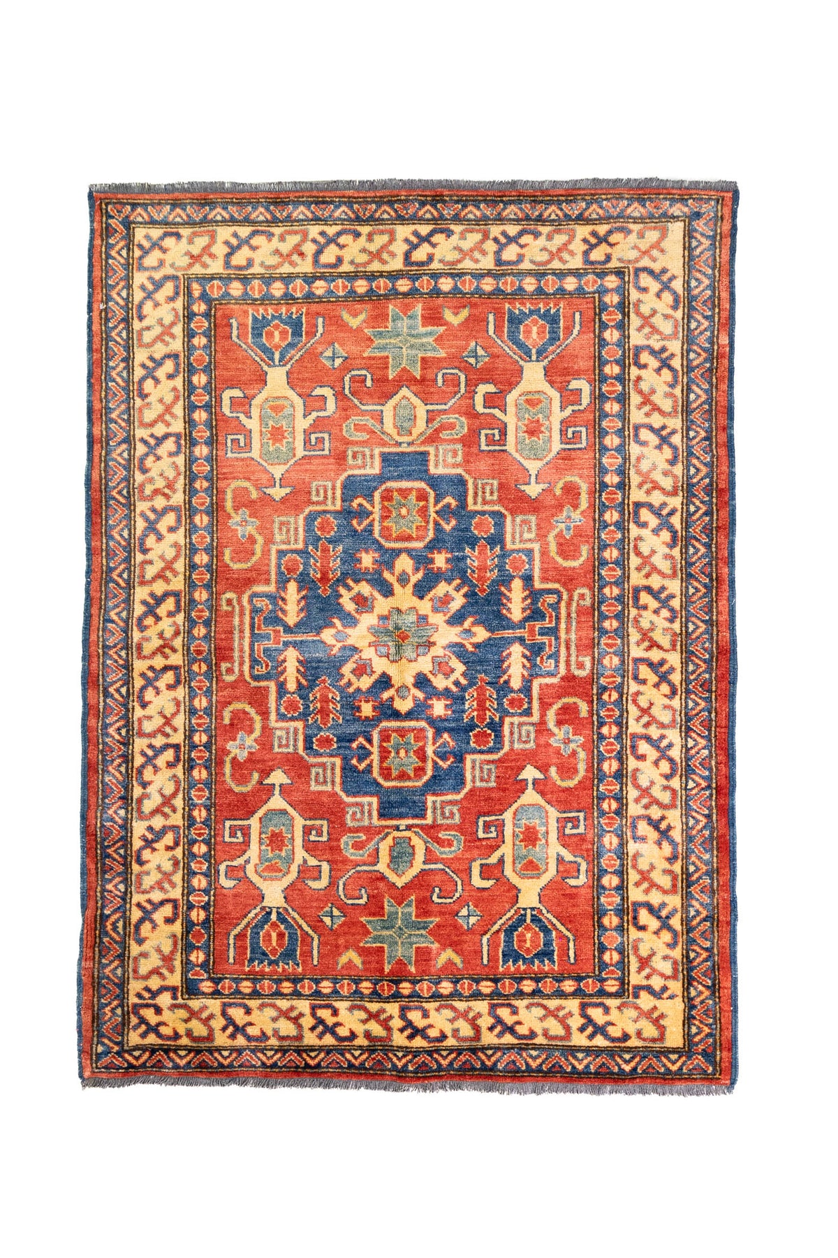 Alfombra Caucasica Kazak ladrillo y beige de 1.07 x 1.45 mts, vista completa vertical; el diseño muestra un medallón central azul rodeado por motivos geométricos sobre un campo ladrillo