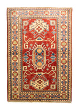 Alfombra Caucasica Kazak ladrillo y beige de 1.09 x 1.58 mts, vista completa vertical; el diseño muestra medallones geométricos escalonados sobre un campo ladrillo con guardas claras y pequeños acentos