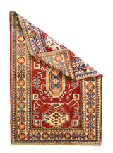 Alfombra Caucasica Kazak ladrillo y beige de 1.09 x 1.58 mts, vista completa con una esquina doblada; el diseño muestra medallones geométricos escalonados sobre un campo ladrillo con guardas claras y pequeños acentos