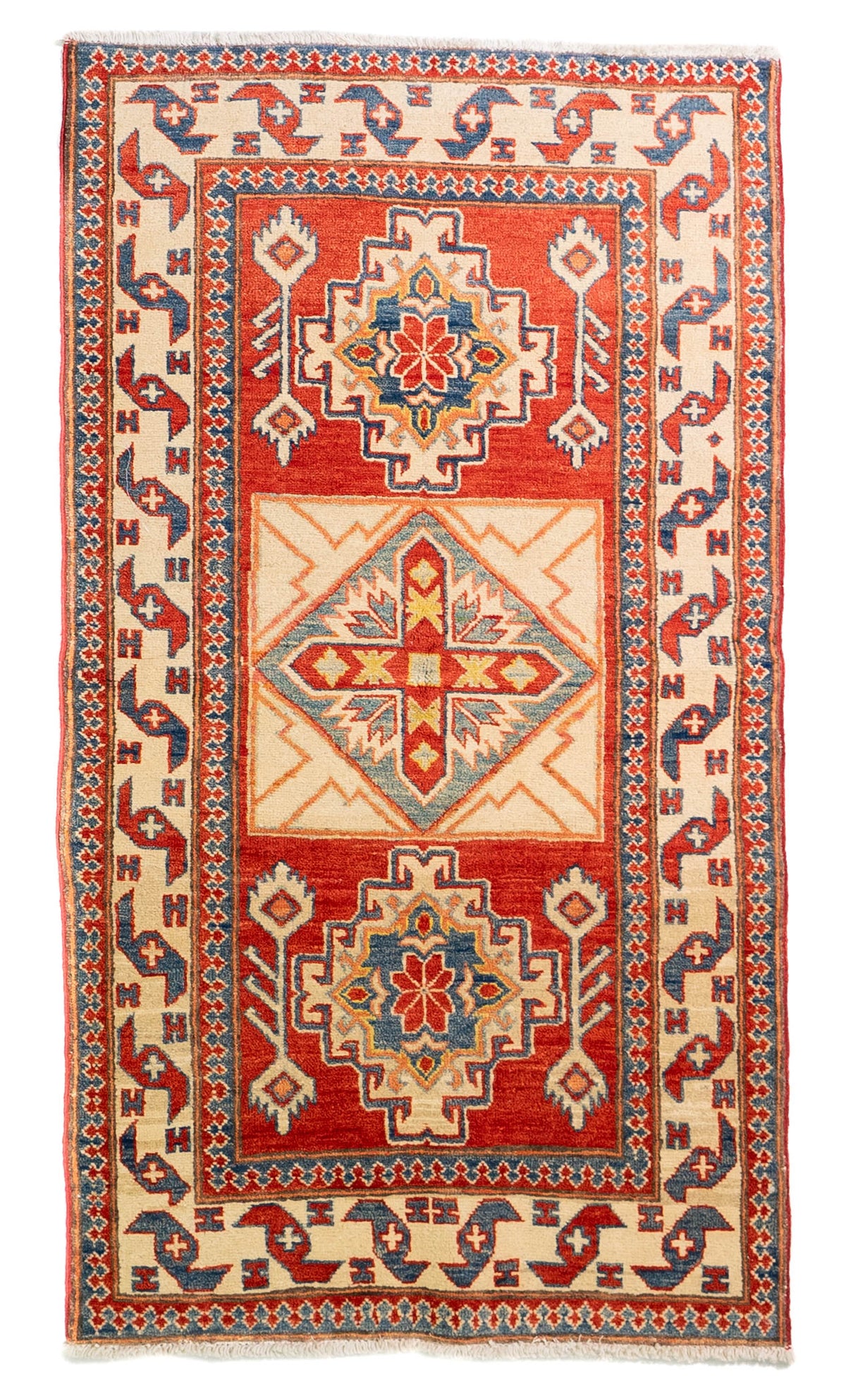 Alfombra Caucasica Kazak rojo y beige de 0.91 x 1.60 mts, vista completa vertical; el diseño muestra tres medallones geométricos destacados sobre un campo rojo con amplias guardas beige