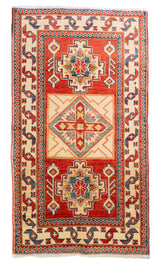 Alfombra Caucasica Kazak rojo y beige de 0.91 x 1.60 mts, vista completa vertical; el diseño muestra tres medallones geométricos destacados sobre un campo rojo con amplias guardas beige