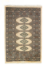 Alfombra Persa Yamouth verde y beige de 0.76 x 1.14 mts, vista completa vertical; el diseño muestra una cadena central de grandes rombos beige sobre un campo verde oscuro con guardas geométricas