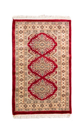 Alfombra Persa Yamouth beige y rojo de 0.61 x 1.09 mts, vista completa vertical; el diseño muestra un motivo enlazado rojo de gran escala sobre un campo beige y un borde rojo intenso