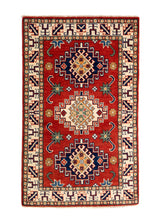 Alfombra Caucasica Kazak ladrillo y azul de 0.61 x 1.30 mts, vista completa vertical; el diseño muestra tres medallones geométricos de gran escala sobre un campo ladrillo con acentos azules