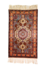 Alfombra Caucasica Kazak marrón y naranja de 0.97 x 1.63 mts, vista completa vertical; el diseño muestra un medallón central y motivos angulares sobre un campo marrón con guardas naranjas