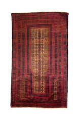 Alfombra Persa Baluchistán Oración rojo y marrón de 0.85 x 1.45 mts, vista completa vertical; el diseño muestra un campo rojo profundo con panel central estrecho y bandas geométricas repetidas de inspiración de oración