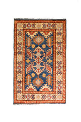 Alfombra Caucasica Kazak beige y azul de 0.83 x 1.30 mts, vista completa vertical; el diseño muestra medallones geométricos azules sobre un campo beige con guardas de acento ladrillo