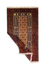 Alfombra Persa Beluschistan marrón y beige de 0.96 x 1.64 mts, vista con una esquina doblada para mostrar guarda, reverso y estructura visual