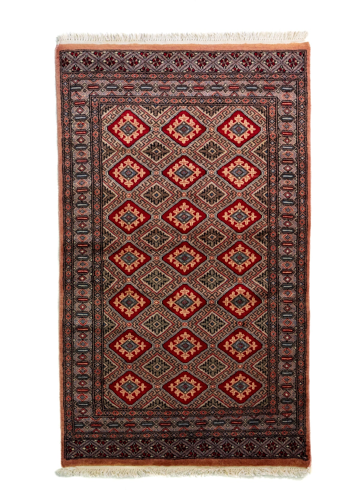 Alfombra Persa Bukara rojo de 0.92 x 1.55 mts, vista completa de la pieza con rombos rojos repetidos sobre un campo oscuro con guardas geométricas de contraste