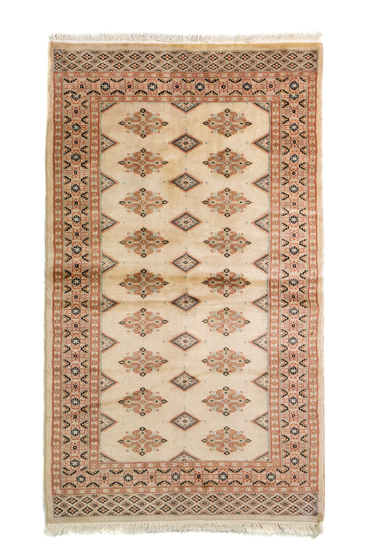 Alfombra Persa Bukara blanco y beige de 0.92 x 1.55 mts, vista completa de la pieza con medallones geométricos repetidos y guardas múltiples que ordenan visualmente el campo central