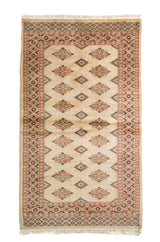 Alfombra Persa Bukara blanco y beige de 0.92 x 1.55 mts, vista completa de la pieza con medallones geométricos repetidos y guardas múltiples que ordenan visualmente el campo central