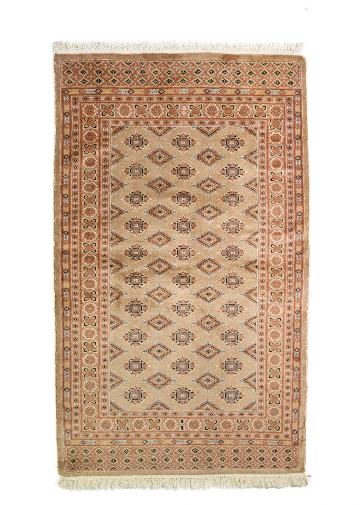 Alfombra Persa Bukara marrón de 0.99 x 1.60 mts, vista completa de la pieza con medallones geométricos repetidos y guardas múltiples que ordenan visualmente el campo central