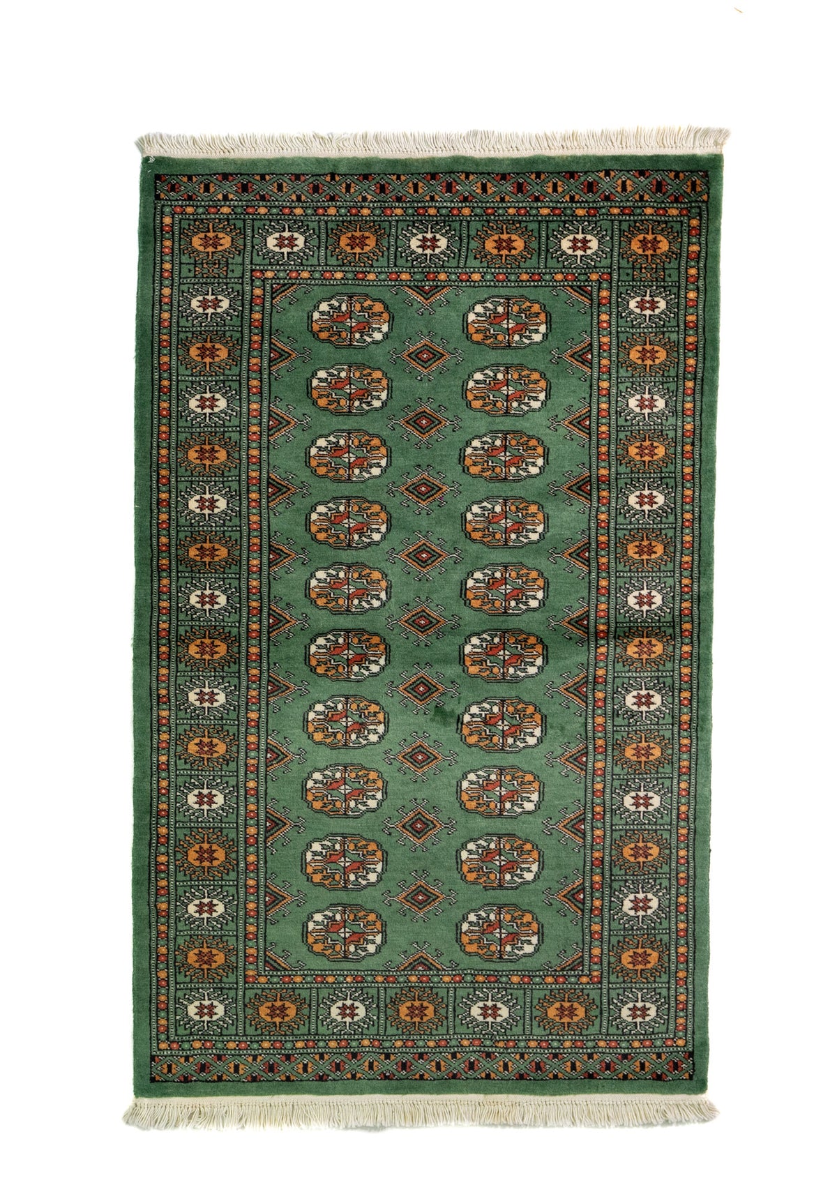 Alfombra Persa Bukara verde oscuro de 0.97 x 1.55 mts, vista completa de la pieza con medallones geométricos repetidos y guardas múltiples que ordenan visualmente el campo central
